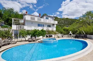 Продажа виллы  с бассейном в Тивате