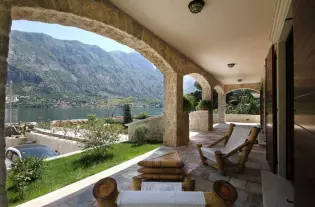 Вилла на 1-й линии с бассейном в Прчани