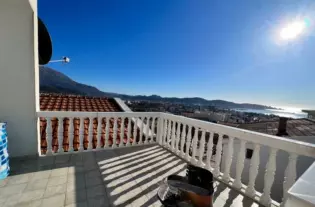 Дом с четырьмя спальнями в Баре