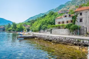 Старинная вилла у моря в Прчани