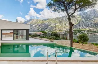 Вилла с бассейном в Прчани