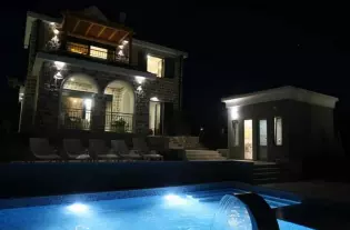 Дом из натурального камня на Луштице