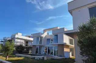 Дом с бассейном в Кримовице