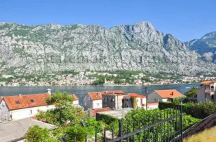 Дом с четырьмя спальнями в Прчане