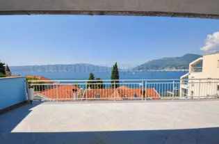 Дом с пятью спальнями в Тивате