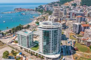 Квартира с тремя спальнями в Будве