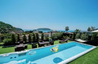 Квартира-вилла в Будве