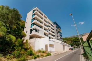 Квартира с тремя спальнями в Будве