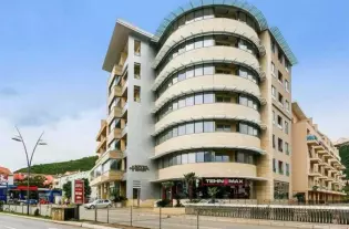 Квартира с тремя спальнями в Будве