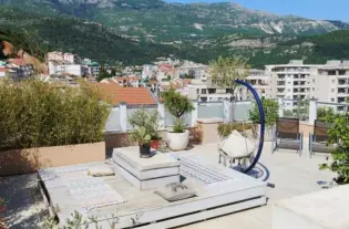 Квартира с тремя спальнями в Будве