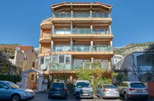 Квартира с двумя спальнями в Будве