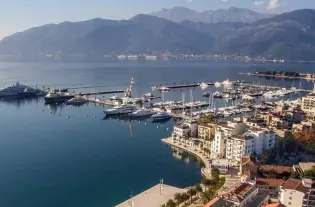 Квартира с двумя спальнями в Тивате