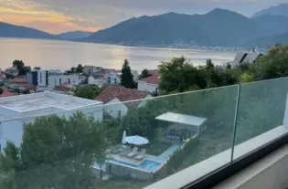 Квартира с двумя спальнями в Тивате