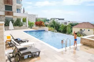 Квартира с двумя спальнями в Тивате