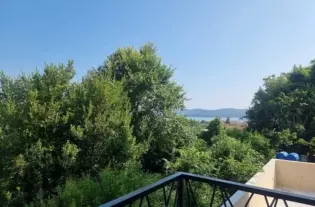 Квартира с тремя спальнями в Тивате