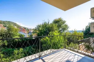 Квартира с тремя спальнями  в Тивате