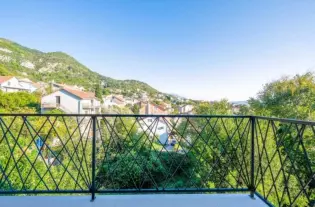 Квартира с тремя спальнями  в Тивате