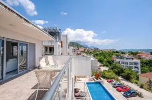 Квартира с тремя спальнями  в Тивате