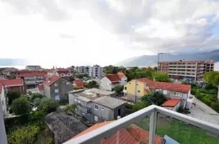 Квартира с тремя спальнями в Тивате