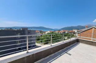 Квартира с тремя спальнями в Тивате