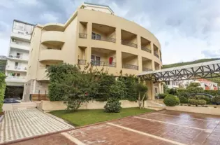 Действующий отель в Будве