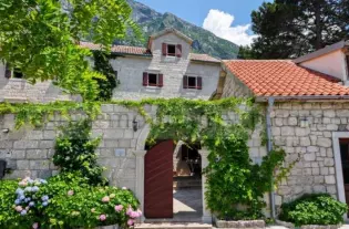 Вилла с собственным причалом в Доброте