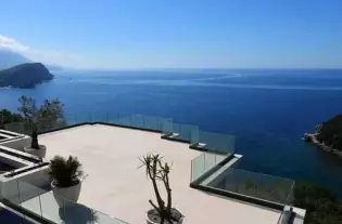 Вилла с бассейном в Будве