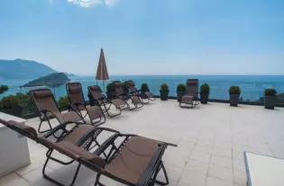 Вилла с бассейном в Будве 5 спален