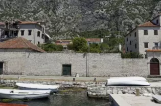 Двух этажная вилла с большим участком Доброте