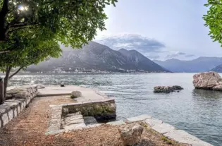 Вилла с причалом в Доброте