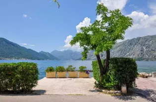 Вилла с причалом в Доброте