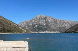 Вилла с бассейном и собственным причалом в Каменари