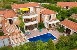 Вилла с бассейном в Каваче