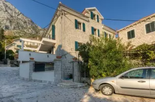 Вилла  на 5 квартир в Бока Которской бухте