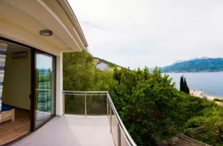 Вилла с бассейном с четырьмя спальнями в Крашичи