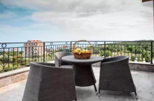 Вилла с четырьмя спальнями в Кримовице