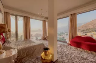 Вилла с бассейном с пятью спальнями на Св.Стефане