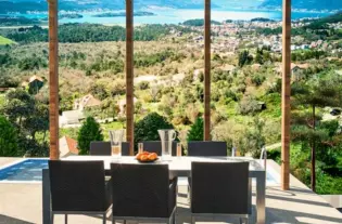 Новый таунхаус с четырьмя спальнями в Тивате