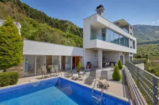 Вилла с тремя спальнями в Тивате