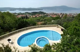 Вилла с бассейном в Тивате