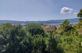 Новая вилла с бассейном и с четырьмя спальнями в Тивате