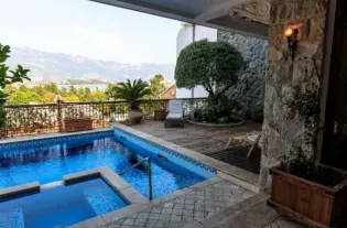 Вилла с пятью спальнями в Будве