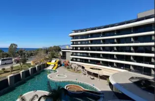 Современная квартира в жилом комплексе премиум класса в 100 метрах от моря, район Каргыджак (010500)