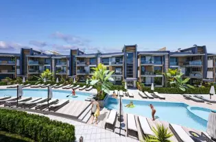 Новый малоэтажный комплекс с роскошными большими апартаментами в Лапте (004300)