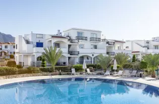 Просторные апартаменты с 3 спальнями и садом в приморском комплексе в Эсентепе (013498)