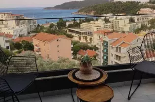 Квартира с 3 спальнями и видом на море в Бечичи — новый дом, гараж