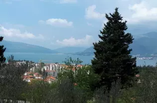 Продаётся – эксклюзивный участок в Тивате, 11 400 м², с прекрасным видом на залив