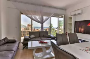 Квартира с тремя спальнями в Бечичах, 86м²