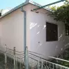 Дом с двориком и подъездным участком в Белиши