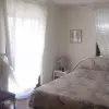 Просторный дом в окружении пальм